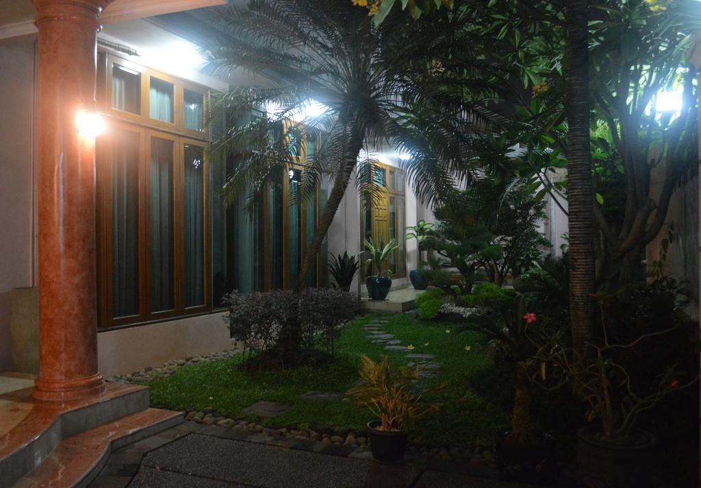 Pesona Guest House Jakarta Cilandak  Экстерьер фото